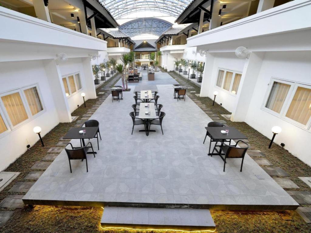 Whiz Prime Hotel Darmo Harapan Σουραμπάγια Εξωτερικό φωτογραφία